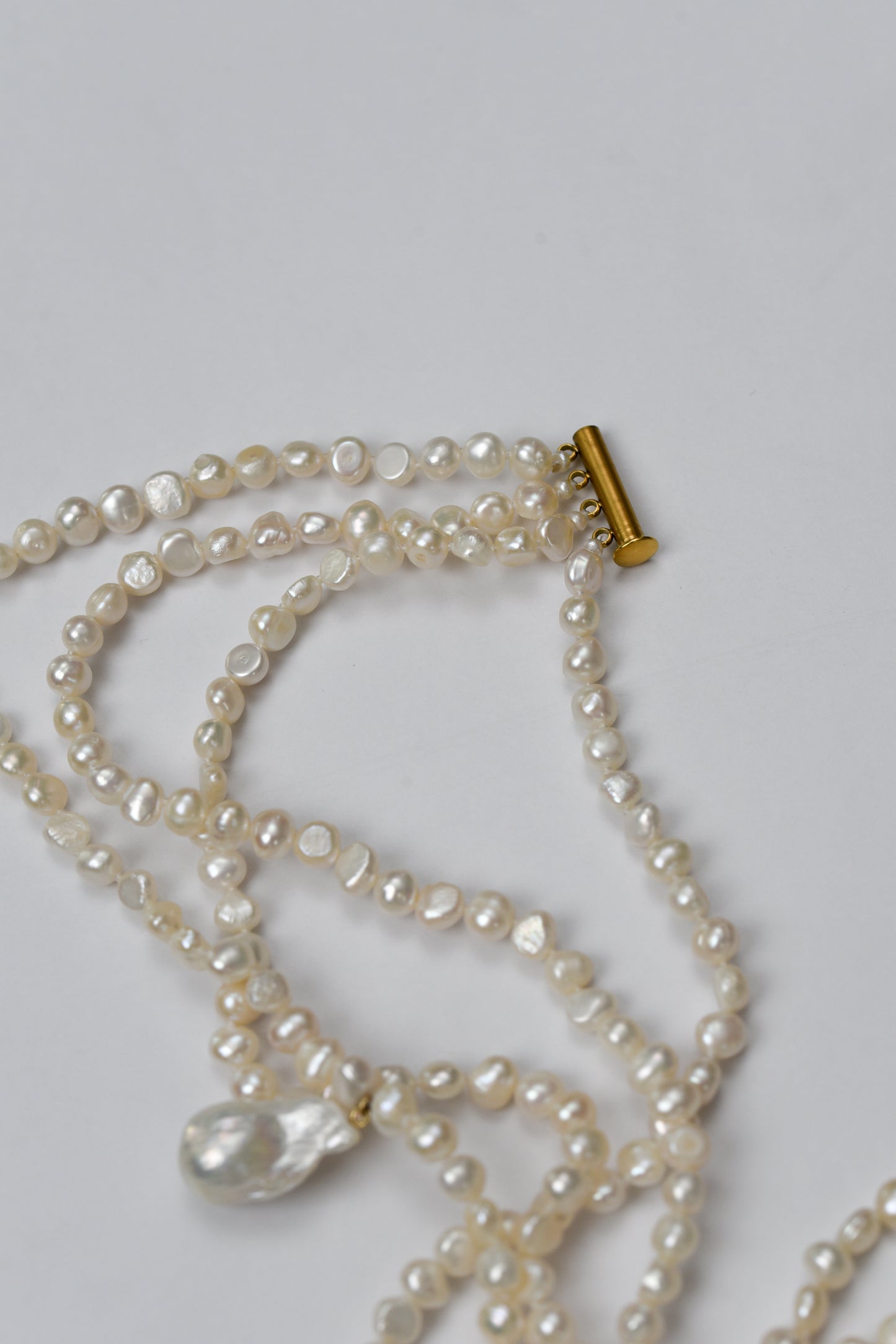 Choker perlă albă baroque 5 mm în 4 randuri cu pandativ perlă baroque 20mm  argint Premium