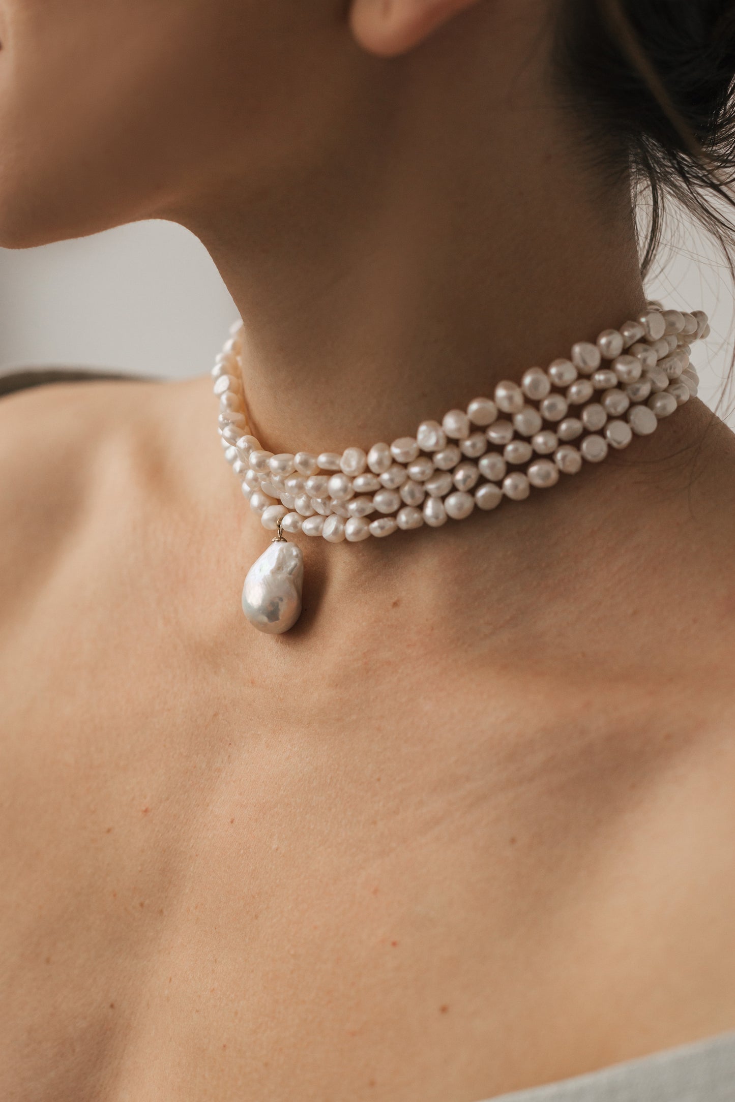 Choker perlă albă baroque 5 mm în 4 randuri cu pandantiv perlă baroque 20mm  argint Premium