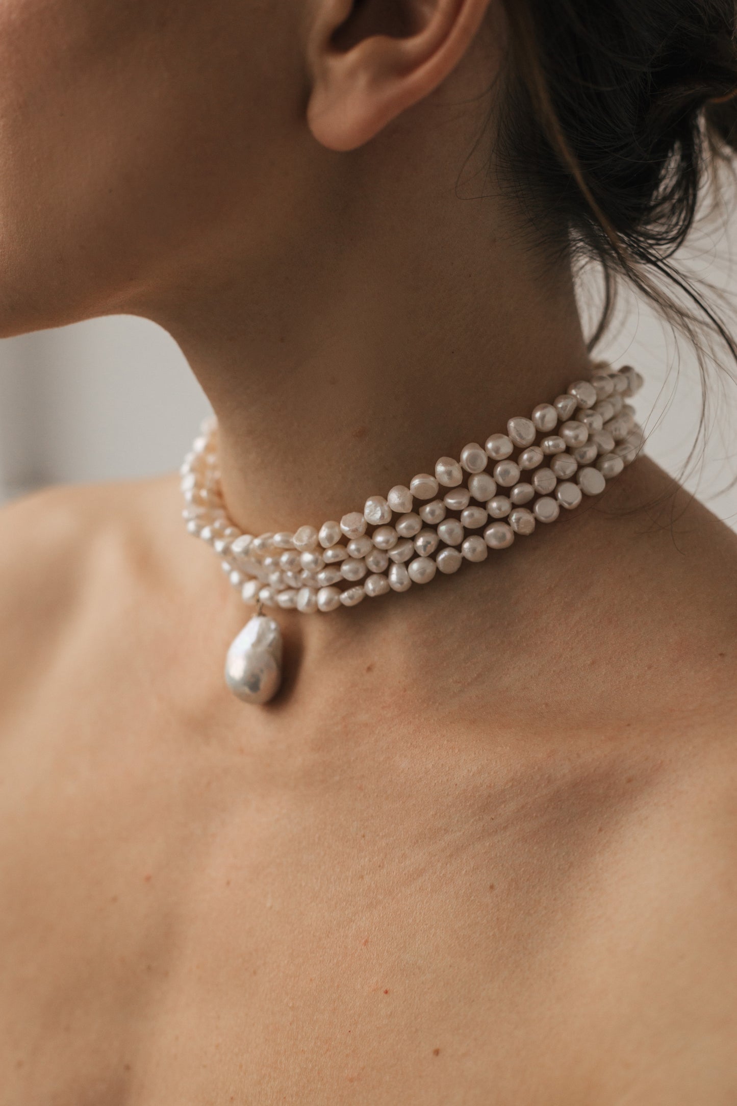 Choker perlă albă baroque 5 mm în 4 randuri cu pandantiv perlă baroque 20mm  argint Premium
