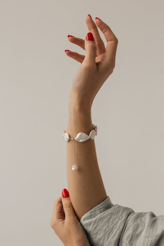 Brățară de mână cu perle albe keshi 15 mm premium