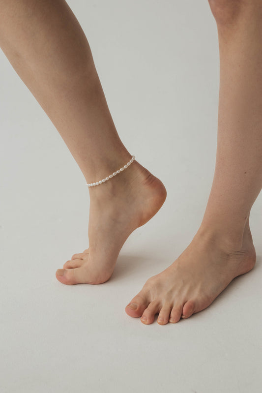 Brățară de picior cu perle orez albe 4 mm elastic