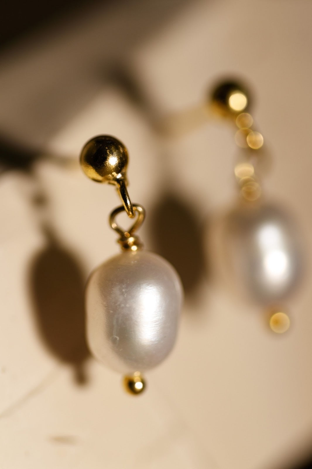 Cercei perla baroque albă 4 mm argint placat cu aur picătura